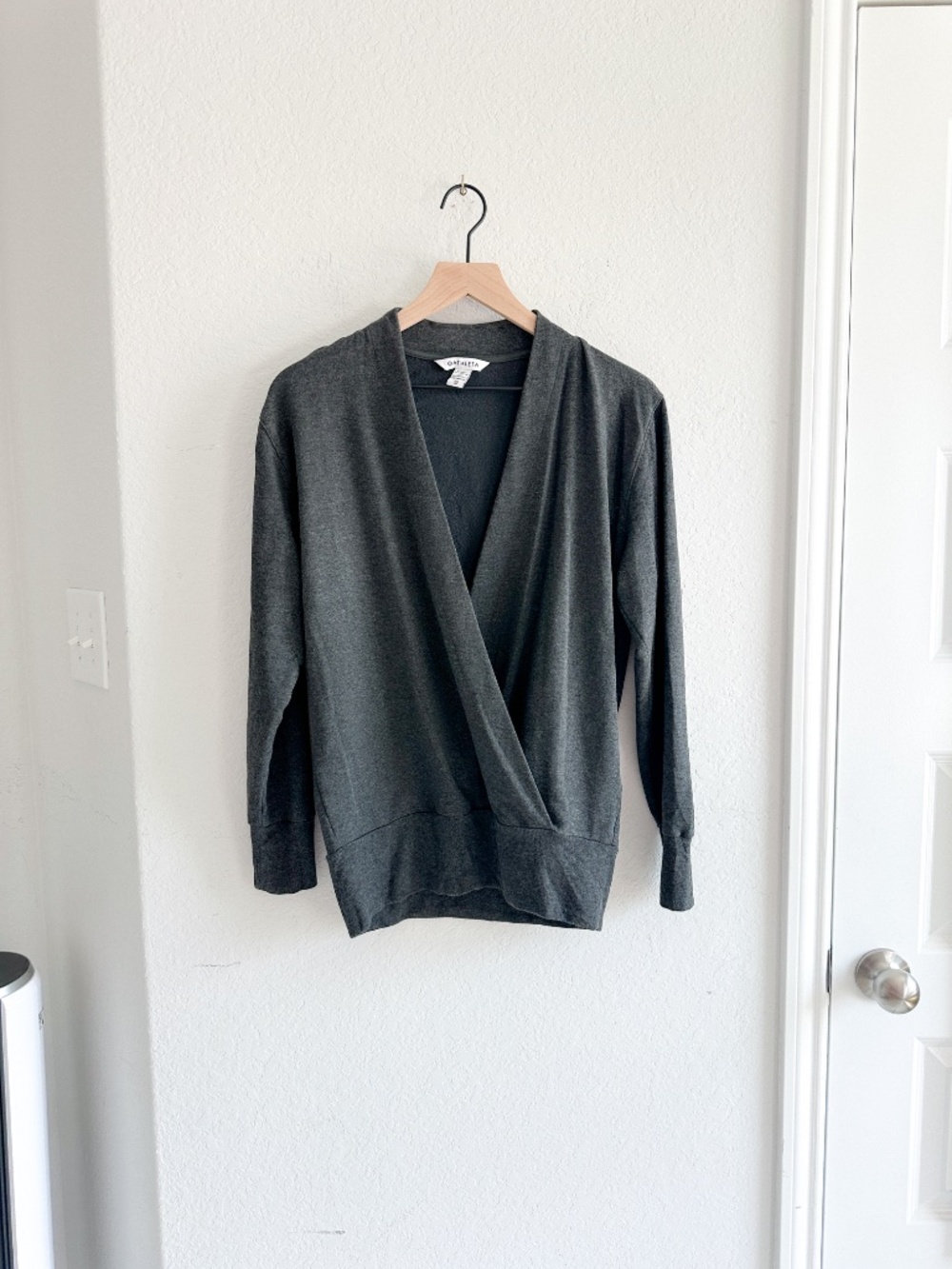 Athleta XS Charcoal Gray PURANA Wrap V-Neck Long Sleeve Top Sweatshirt XS